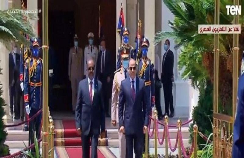 عزف السلام الجمهوري واستعراض حرس الشرف.. السيسي يستقبل نظيره الصومالي - «فيديو»