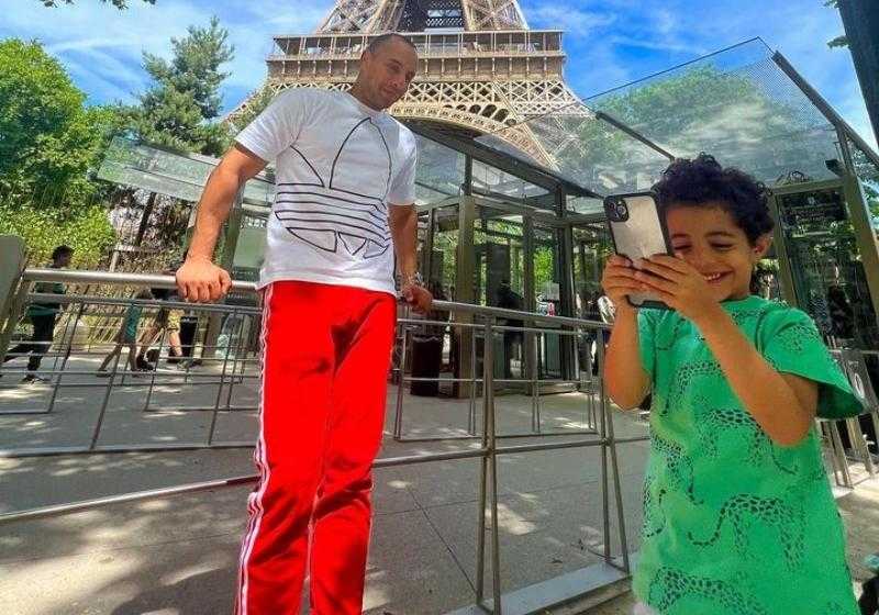 عمرو وهبة يستمتع بعطلته في باريس برفقة نجله| «صور»