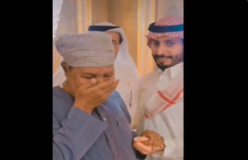 «يقبلون يده ورأسه».. أسرة سعودية تودع  عامل مصري قبل نهاية خدمته لديهم «فيديو»