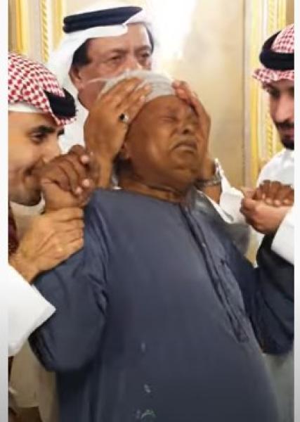 بالدموع.. سعودي ينظم حفل وداع لمصري بعد عمل 40 عاما «فيديو»