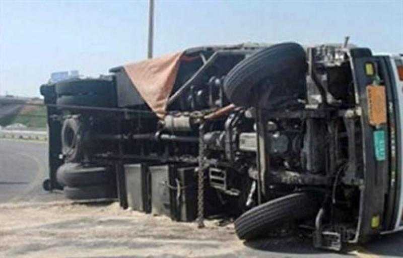 رفع آثار انقلاب سيارة نقل بالطريق الأوسطي بحلوان