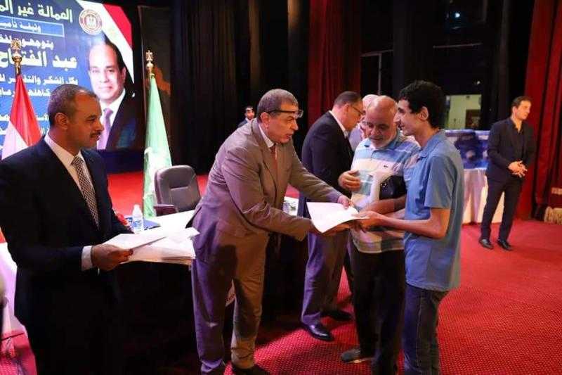 «سعفان» يسلم  100 عقد عمل لـ «قادرون باختلاف»