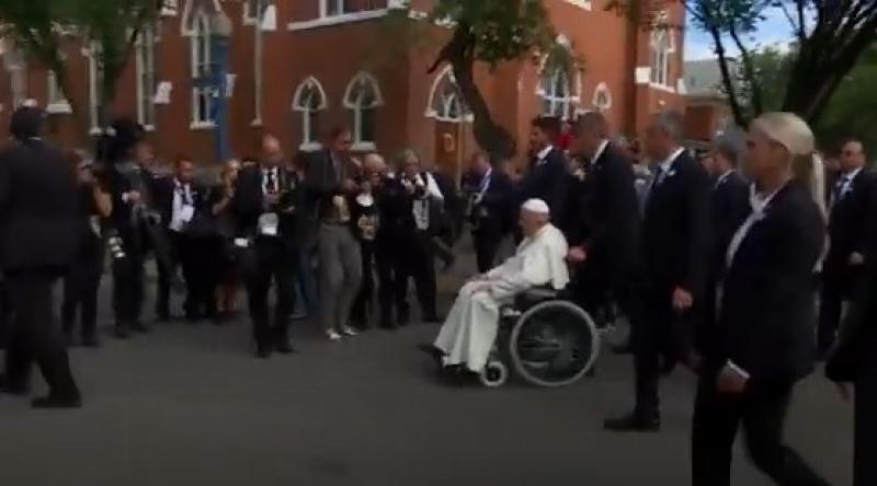 بابا الفاتيكان يعتذر لسكان كندا: أنا أسف للغاية «فيديو»