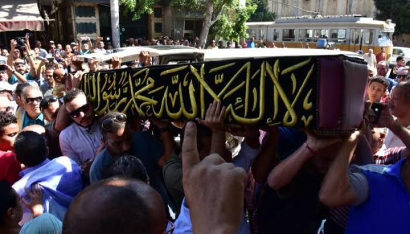 هل يجوز للمرأة اتباع الجنائز؟.. الإفتاء تحسم الجدل