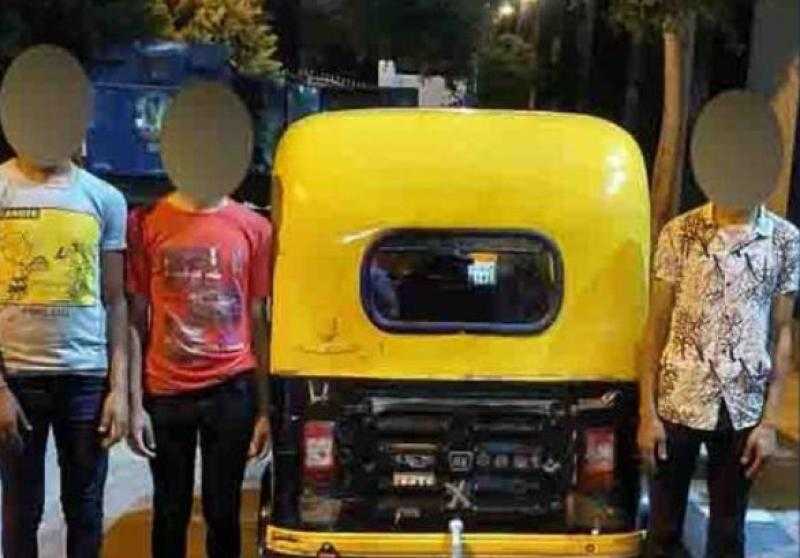 ضبط المتهمين بأداء حركات استعراضية بـ«التوك توك»