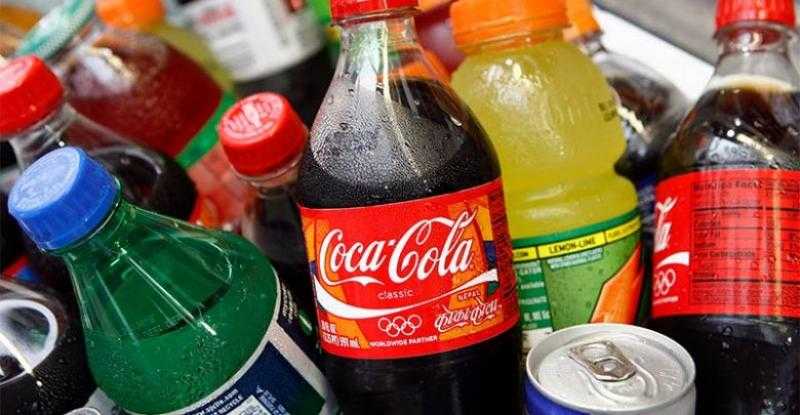 استشاري تغذية تكشف مخاطر الإفراط في تناول المشروبات الغازية.. «فيديو»