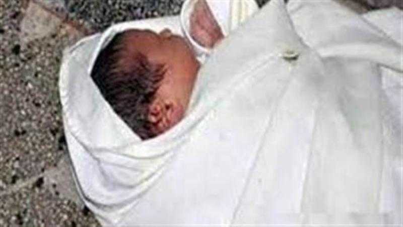 العثور على طفل رضيع على أحد الأرصفة بقنا