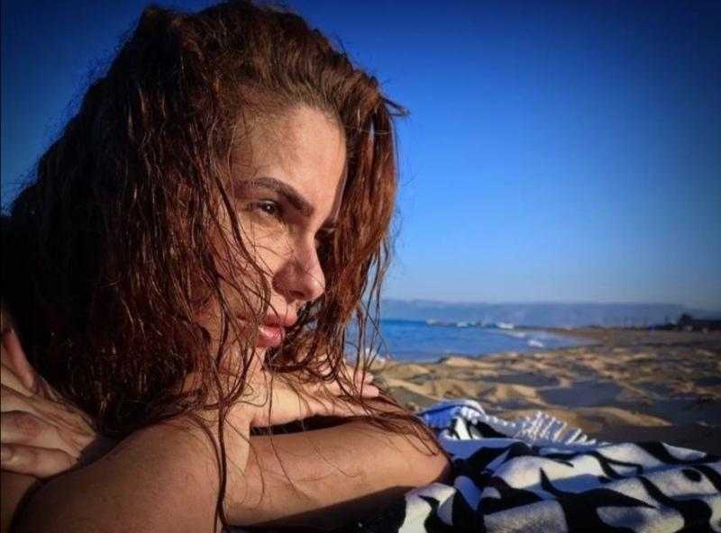 دنيا عبد العزيز تستمتع بعطلتها الصيفية على شاطئ البحر- «صور»