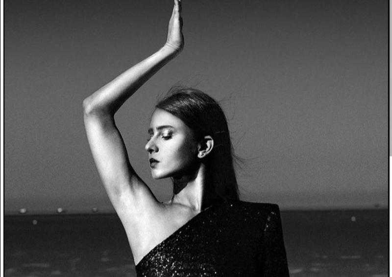 نيللي كريم تخطف الأنظار بجلسة تصوير جديدة على البحر.. «صور»