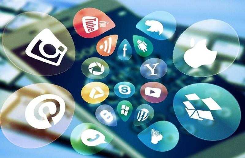 تستخدم رسائلك وتسمع صوتك.. استشاري معلومات يحذر من تطبيقات التواصل الاجتماعي «فيديو»