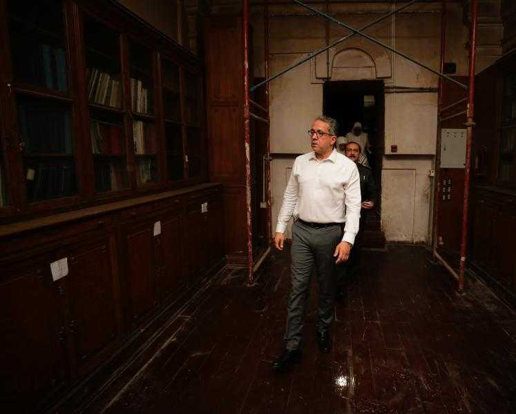 وزير السياحة والآثار يتفقد مكتبة المتحف المصري بـ التحرير