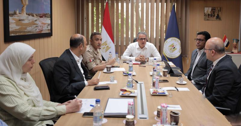 وزير السياحة والآثار أثناء الاجتماع