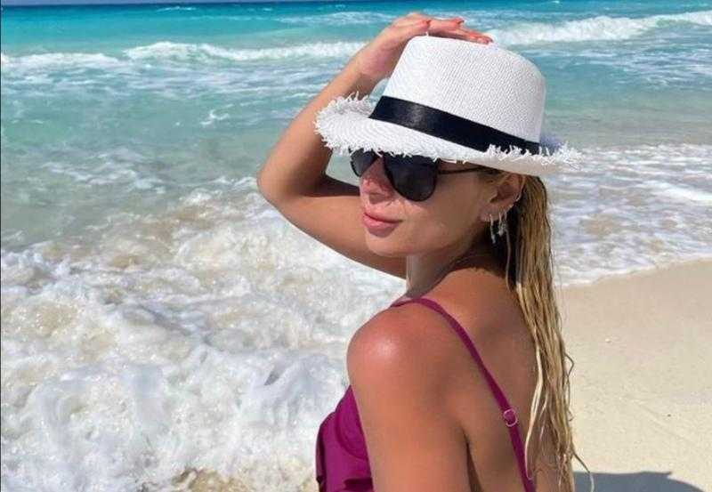 ريم البارودي تستمتع بعطلتها الصيفية على شاطئ البحر «صور»