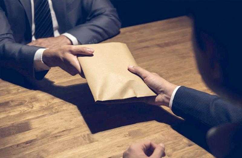 وزير بوليفي سابق يعترف بجرمه في مخطط رشوة
