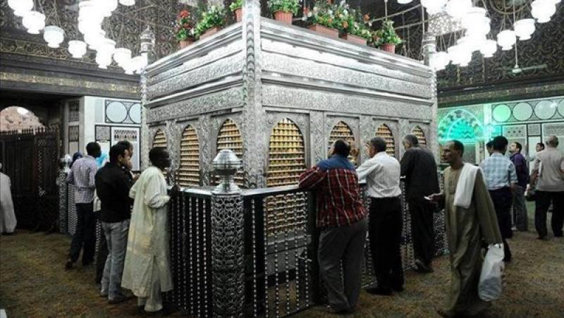 زوار الأضرحة بالمساجد