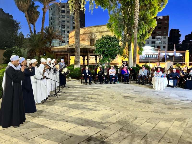 أثناء الافتتاح