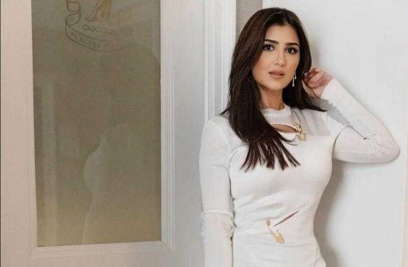 مي عمر تنتظر طرح «تحت تهديد السلاح» في دور العرض السينمائي