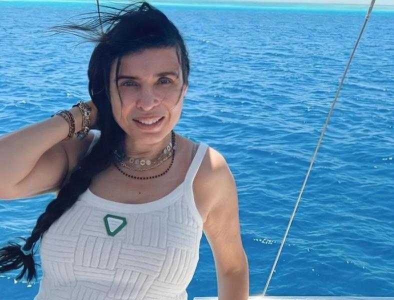 شاهد.. دينا تستمتع بعطلتها الصيفية على البحر