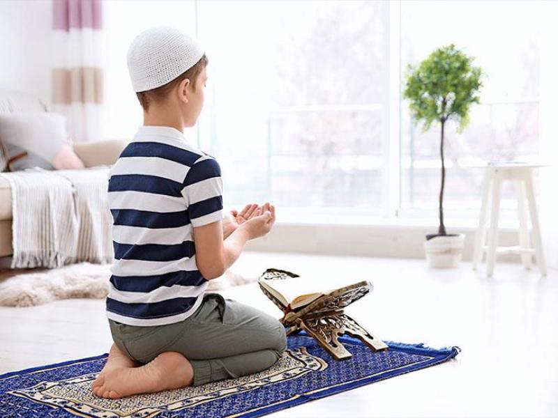 طفل يصلي 