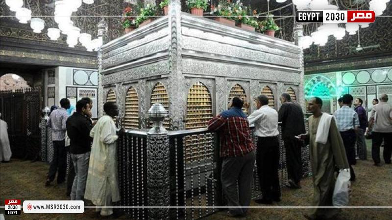 صوفية يتمسحون في الأضرحة