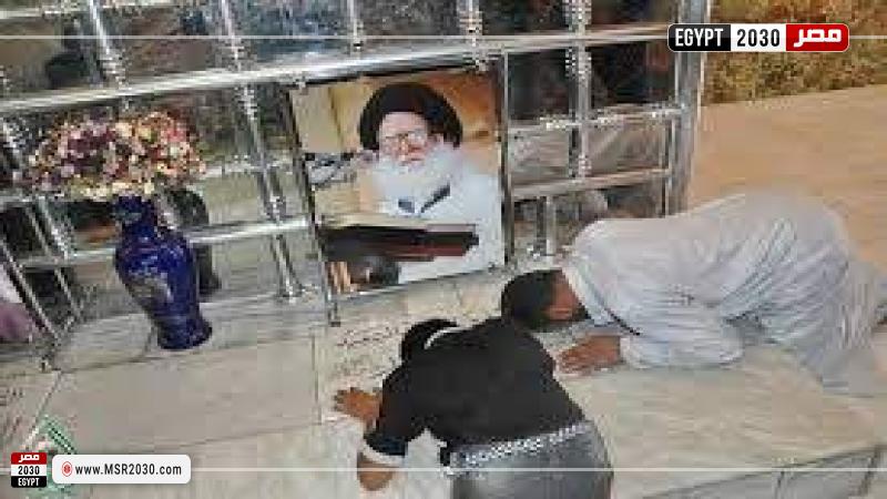 يسجدون لضريح (تعبيرية)