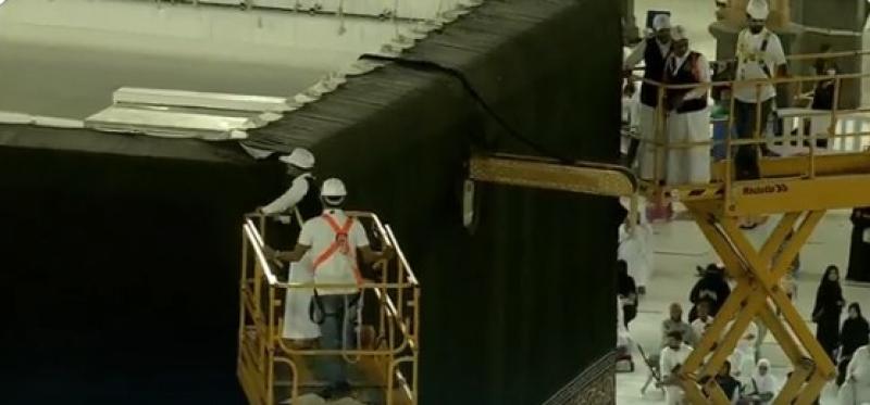 شاهد.. لحظة رفع ثوب الكعبة المشرفة واستبداله بالكسوة الجديدة