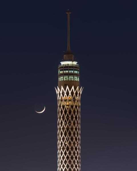 الأمن ينقذ طالبًا حاول إنهاء حياته من أعلى برج القاهرة