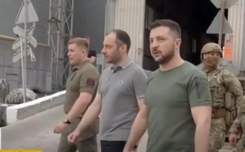 شاهد.. تحميل أول شحنة حبوب بحضور الرئيس الأوكراني