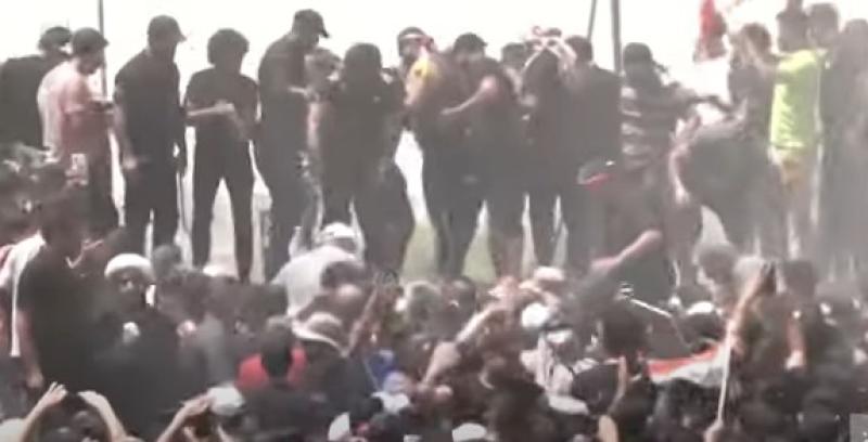شاهد.. الأمن العراقي يطلق الغاز المسيل للدموع لتفريق المتظاهرين