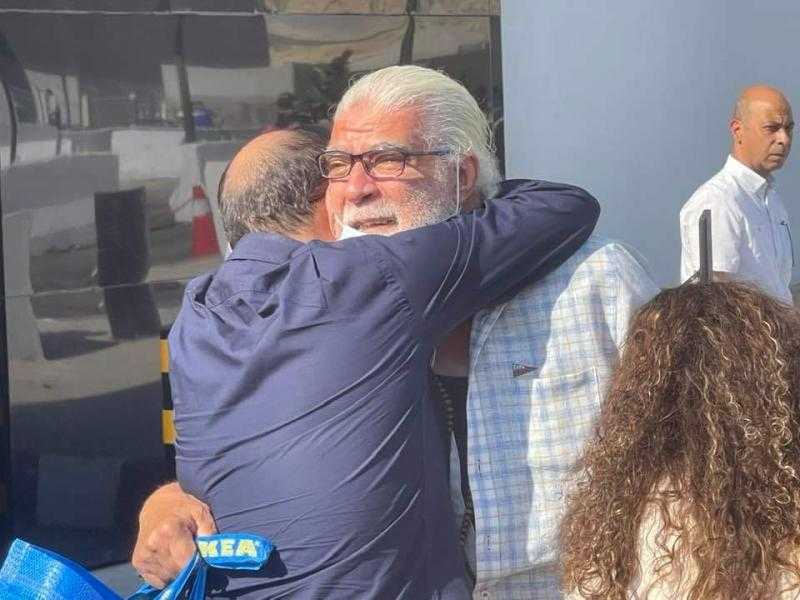 شاهد.. أول صور لخروج الصحفي هشام فؤاد وطارق النهري وأحمد سمير بعد قرار العفو الرئاسي