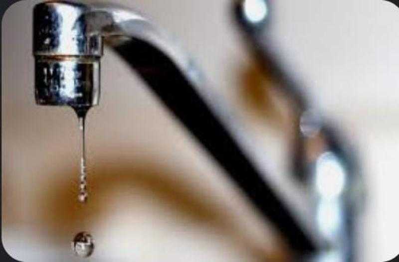سكان الحي العاشر يستغيثون من انقطاع المياه.. ومواطنة: «ريحتها جاز»