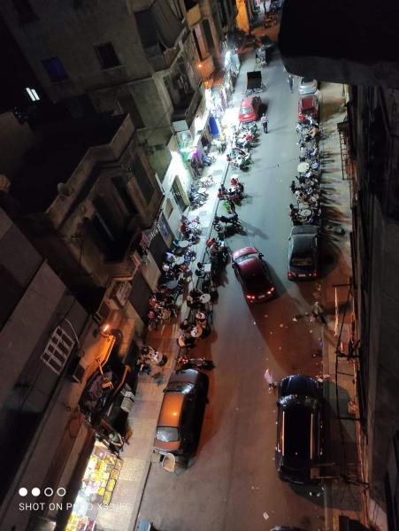 المقاهي تتعدى على حرم الطريق 