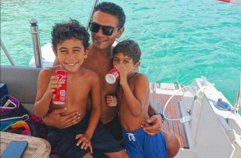 آسر ياسين يخطف الأنظار في أحدث ظهور برفقة أبنائه على البحر| «صور»