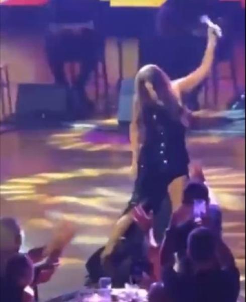 شاهد.. متفرج يضع «إليسا» في موقف محرج على المسرح