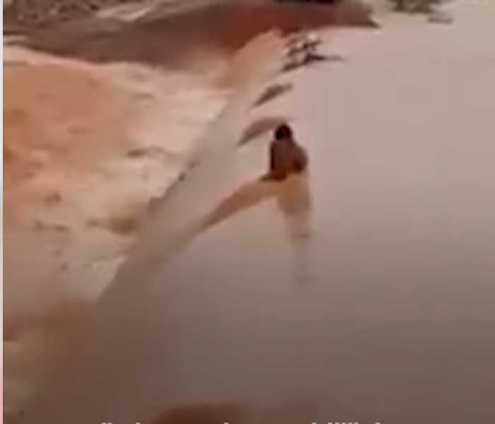 شاهد.. طفل موريتاني يخرج حيًا بعدما حاصرته السيول وينجو بأعجوبة