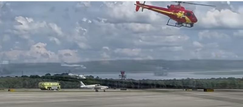 شاهد.. فيديو يوثق مصرع مساعد طيار سقط من الطائرة