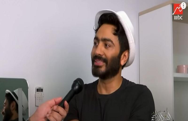 رد كوميدي من تامر حسني على نجاح أغانيه الأخيرة «فيديو»
