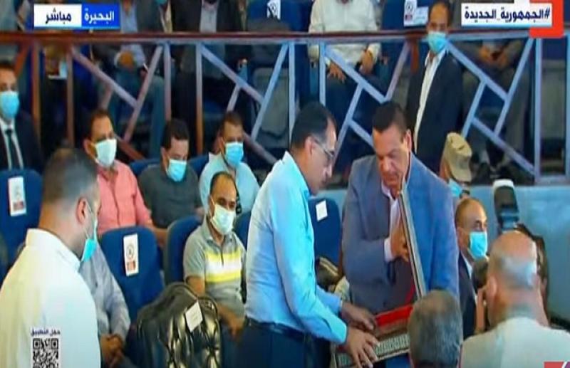 هدية تذكارية من محافظ البحيرة لرئيس الوزراء