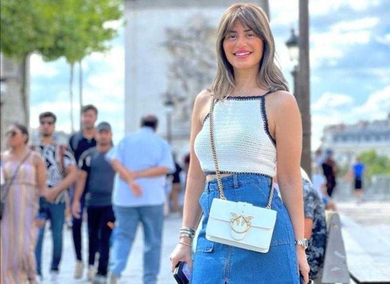 منة فضالي تستمتع بعطلتها الصيفية في باريس «صور»