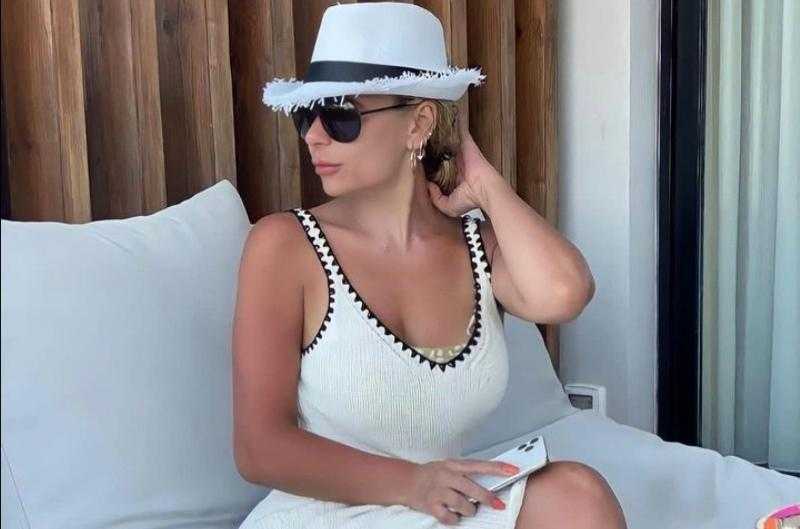 ريم البارودي تتألق في أحدث ظهور لها من الساحل الشمالي