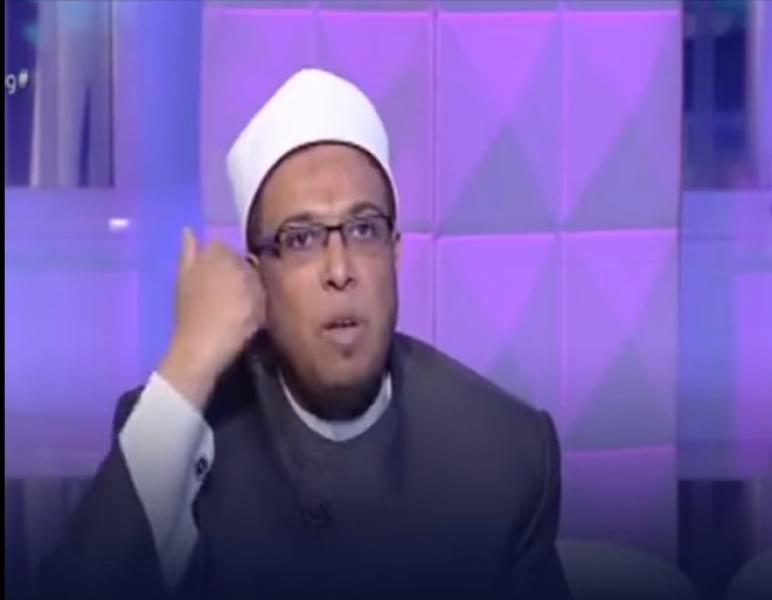 أزهري ينفعل على متصل: «أنت لست أهلا للرجولة» - فيديو