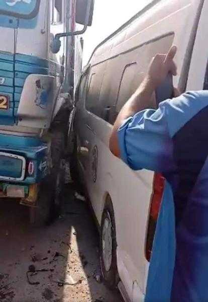 تصادم ميكروباص مع نقل أمام أحد القرى السياحية بطريق السويس
