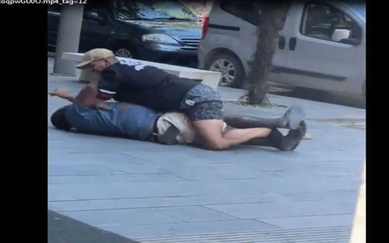 شاهد.. فيديو مروع للحظة قتل بائع متجول بوضع النهار