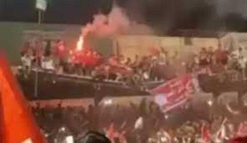 شاهد.. لحظة سقوط مدرجات بمشجعي نادي الاتحاد الليبي بالدوري