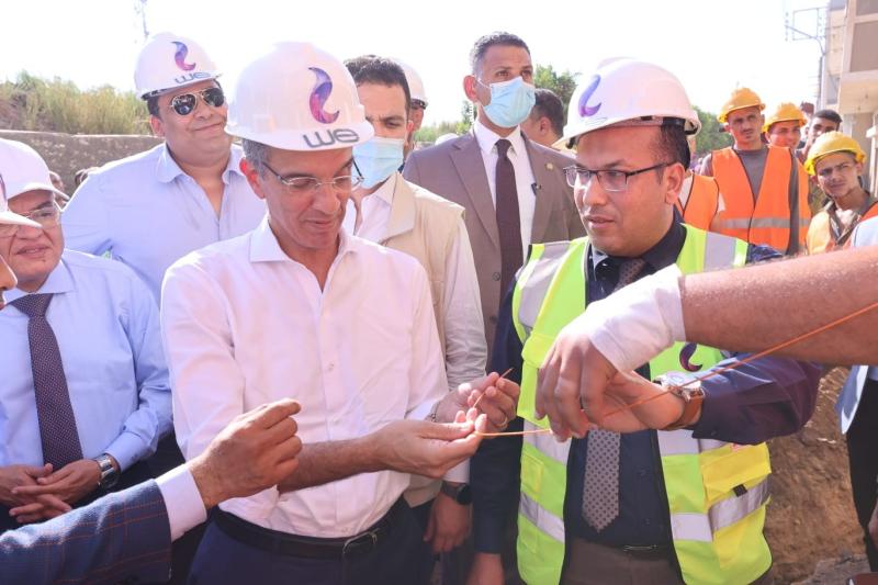وزير الاتصالات يتفقد مد الكابلات الضوئية بقرية المعصرة بالمنيا