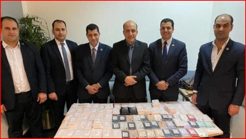 بـ2 مليون جنيه.. إحباط تهريب 143 آيفون وأدوية بمطار القاهرة الدولي - صور