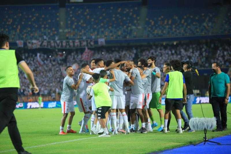 لاعبو الزمالك يحتفلون مع الجماهير بعد الفوز على بيراميدز