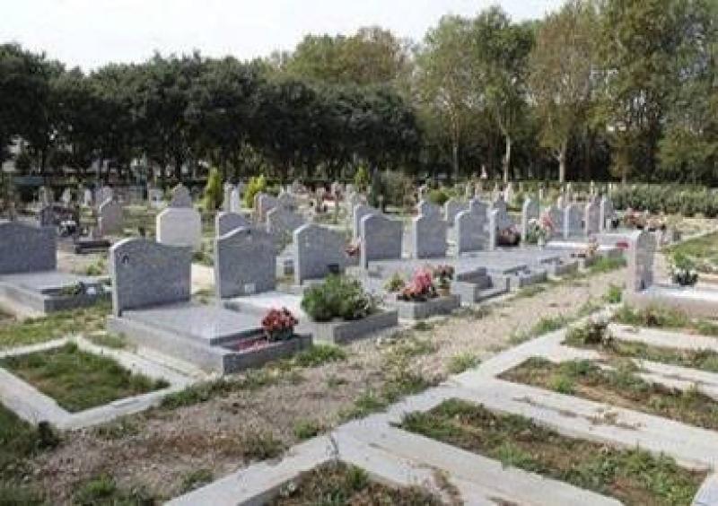 هل يقابل الميت أهله المتوفيين حتى لو دفن بمدفن آخر؟.. الإفتاء تجيب