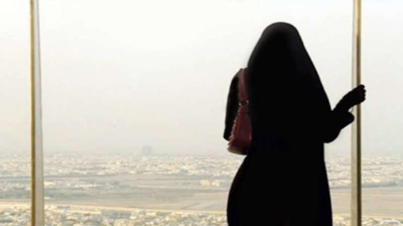 امرأة مسافرة 