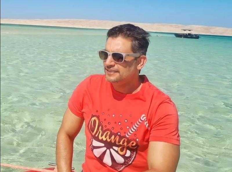 هاني سلامة يستمتع بقضاء عطلته على البحر.. «صور»